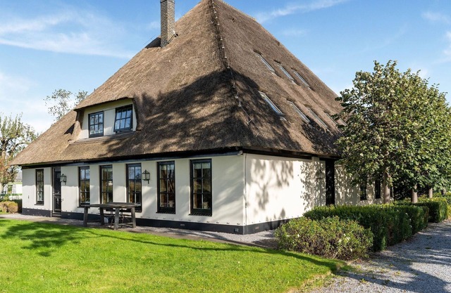 Spacious Holiday home De Pauwenhof