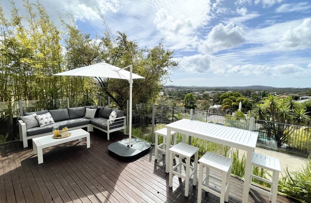 Spacious home, big pool, great view near theme park