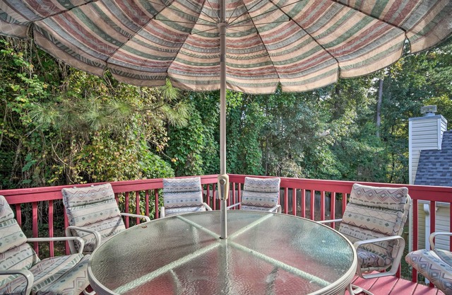 Spacious Home - Deck, Full Kitchen, & Soaking Tub