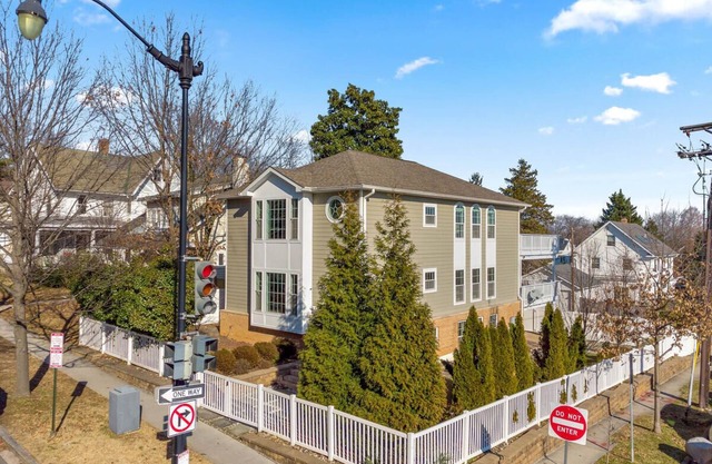 Spacious Home for Gathering with Private Parking Business or Family Retreat!