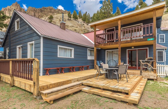 Spacious Home-Ideal Location to Downtown Creede-Pets Welcome-Fire Pit