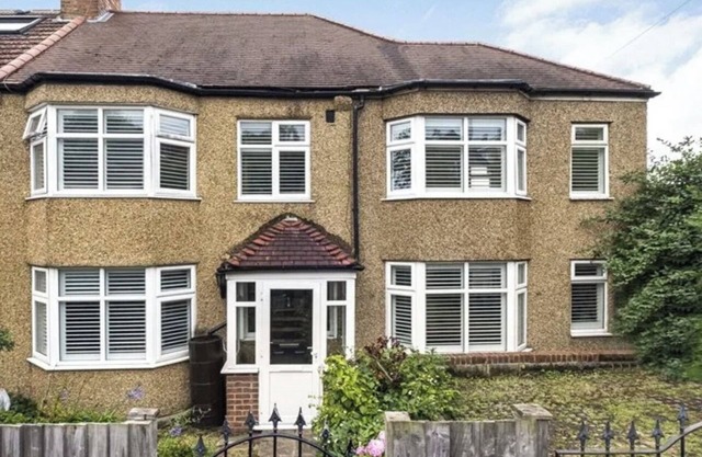 Spacious Home in London, near 3 train stations. Direct train to Central London