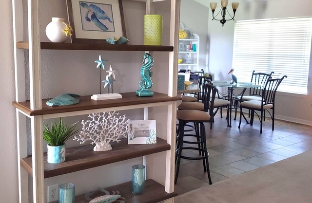 Spacious Home, Minutes to Dining and Shopping. Snowbird monthly rate available.