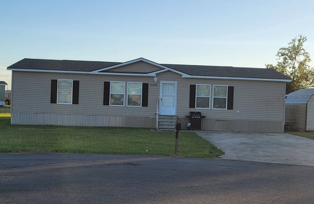 Spacious home on dead end culdesac in quiet country community