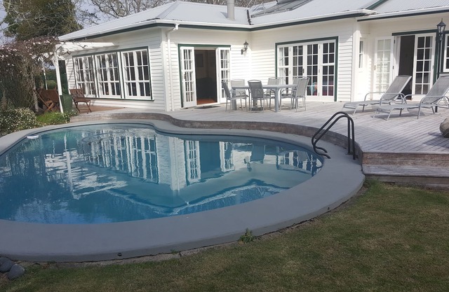 Spacious home, swimming pool, tennis, Old Forest School Wedding Venue accom.