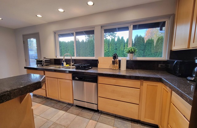 Spacious Home w/ Full Kitchen & Washer Dryer