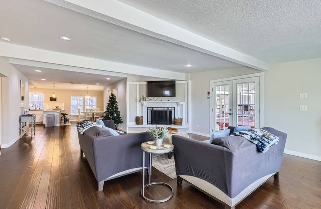 Spacious Home W/Pool + Game Room/Near Riverwalk & Downtown!