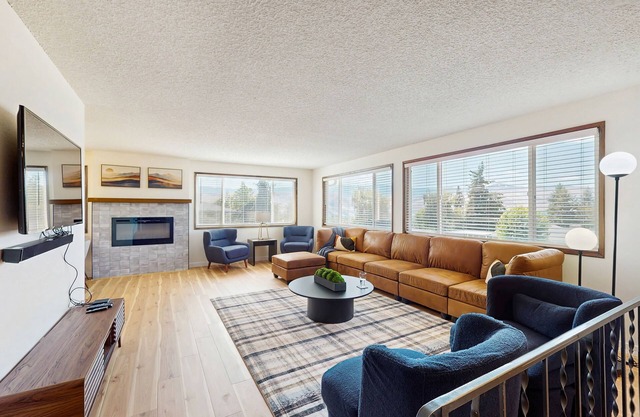 Spacious home w/game room, private hot tub, mountain views, & bbq grill