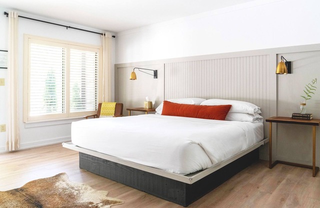 Spacious Hotel King Room in Cashiers Center