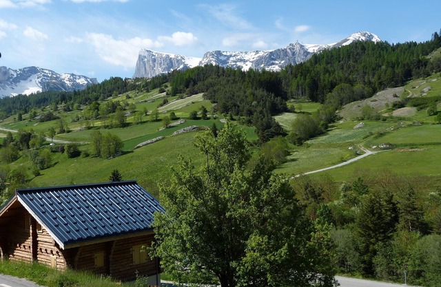 Spacious house, atmosphere quiet chalet, 3 minutes from the ski resorts