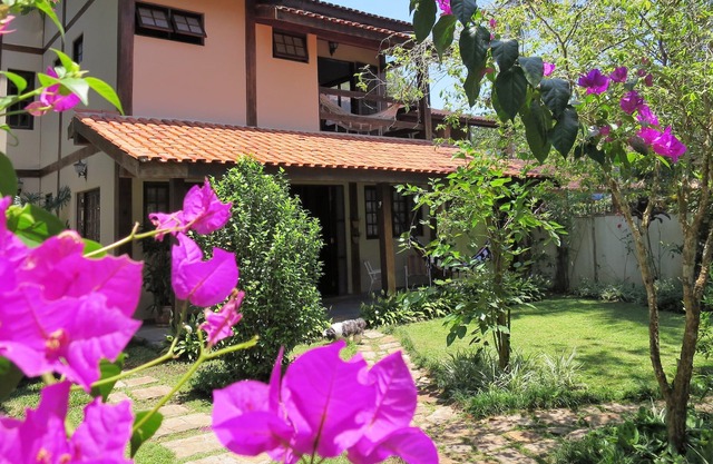 Spacious House, Beautiful Garden, 350m from the beach in Perequê