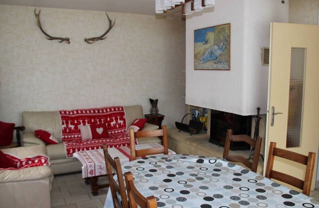Spacious house 18 ppl, 8 bdrms, fireplace, enclosed garden, 4*