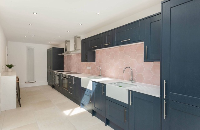 Spacious House, Private Parking & Garden