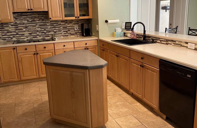 Spacious house, quiet neighborhood w/pool