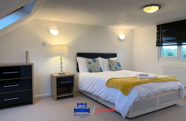 Spacious house sleeps 12 with garden and parking