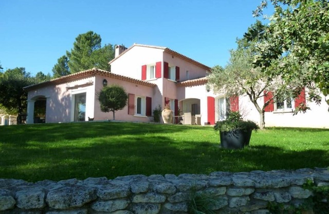 Spacious house with pool in Provence