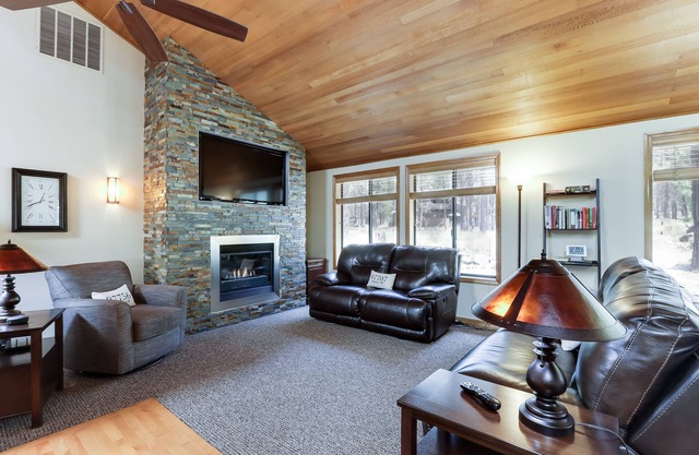 Spacious house w/shared hot tub & pool, SHARC access, and private gas grill
