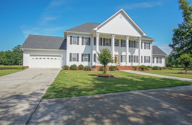 Spacious House with Pool nestled in the Lake Country area!