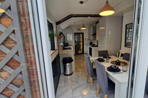 Spacious House with 4-Room Sleeps 8 Ideal for Contractors & Groups ,Family - Smart TV - Netflix - Parking - Birmingham 20min M6 J9