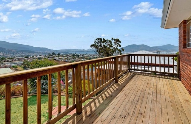 Spacious House with Panoramic Views in West Moonah