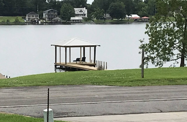 Spacious house with big yard and private pier!PARTY BARGES AVAILABLE ON REQUEST