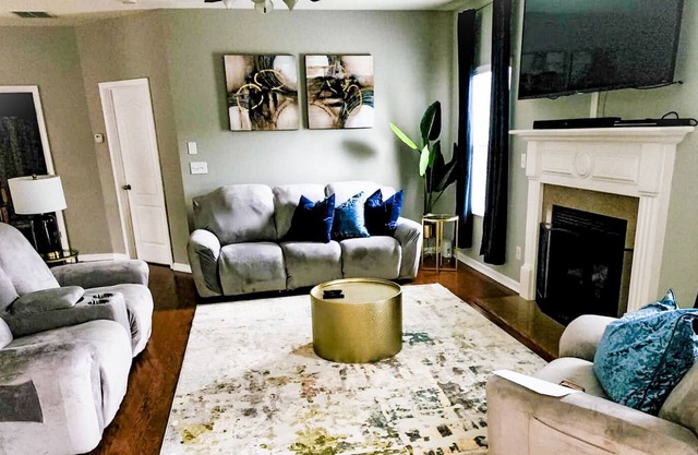 Spacious House with Huge Private Yard. Resort Style Community Pool