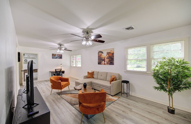 Spacious house with massage chair and game room