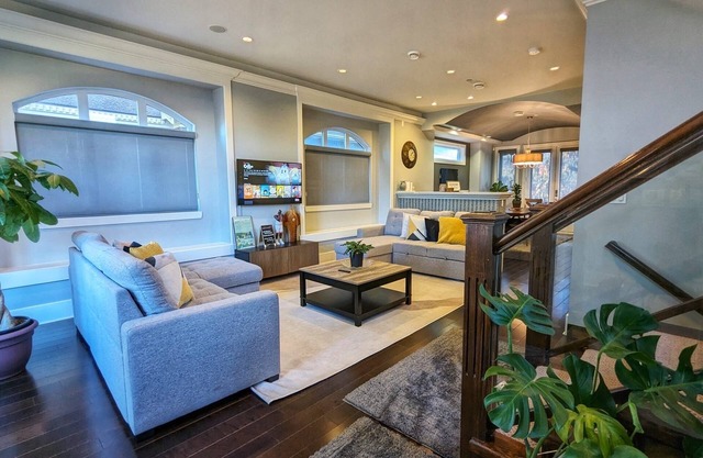 Spacious House with New Furniture - Close to Airport/Marine Gateway/UBC/downtown