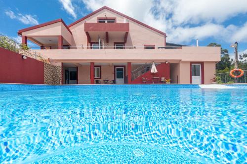 Spacious House with Pool in Prazeres