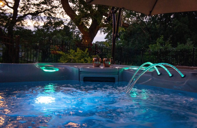 Spacious house, yard, hot tub & games — 1 mile to Downtown and the East Side