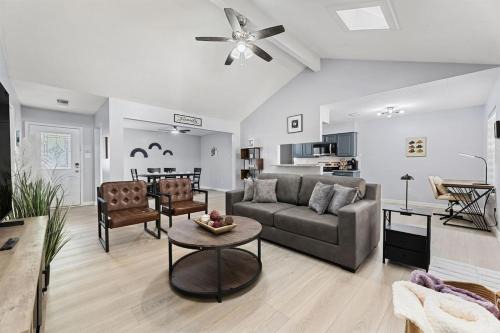 Spacious Humble Retreat - Near IAH & Lake Houston - Sleeps 9