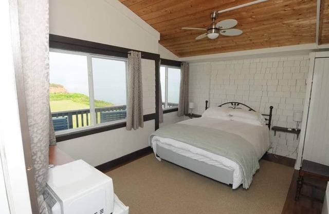 Spacious inn perched on cliff above the sea