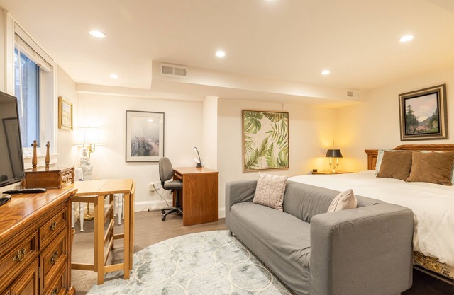 Spacious King Room close to Reed College, Downtown, and Hawthorne District
