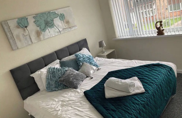 Spacious l 5 Bed l parking l Long stays