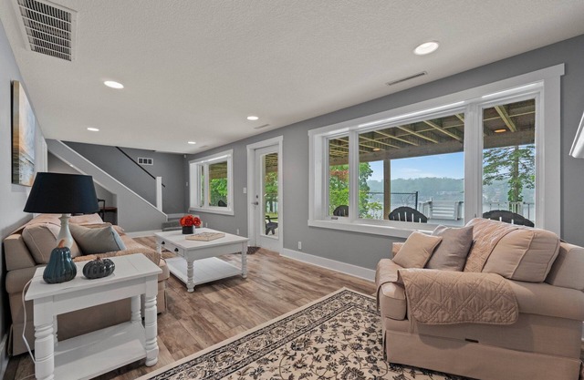 Spacious Lake Front Cottage with 4 Bedrooms & 3 Baths