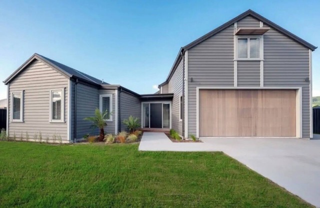 Spacious Lake House, close to Lake, golf courses, cycling and walking tracks