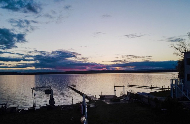 Spacious Lake House Gorgeous Sunset Views - 12 min from the track!