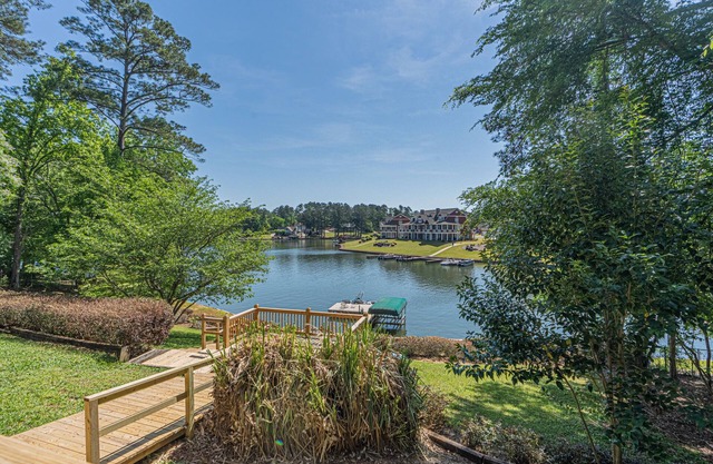 Spacious Lakefront house! Deep water. Great location!