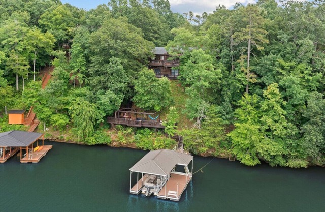 Spacious Lakefront *Gem* Pet & Family Friendly