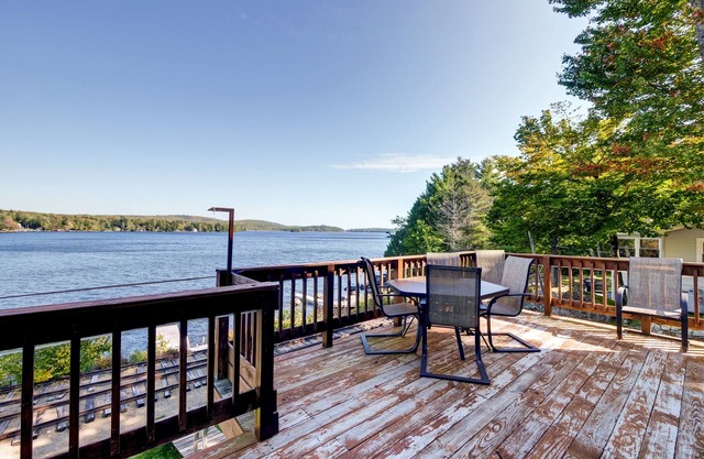 Spacious Lakefront Home on Beautiful Green Lake