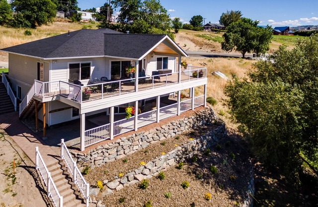 Spacious Lakefront Home