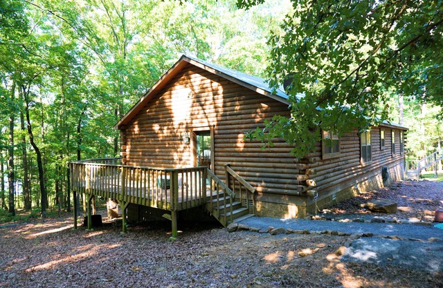 Spacious Lakefront Log Home Retreat