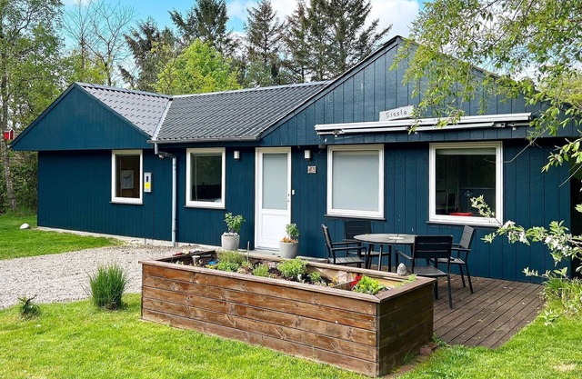 Spacious Lakeside Retreat