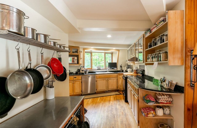 Spacious Laurentian Retreat: Xmas/NY available!