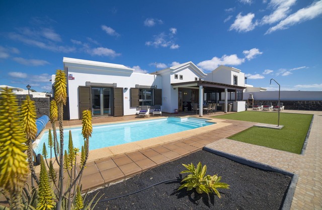Spacious, light & airy, 2 Bed, Jacuzzi, heated pool, wifi , aircon.