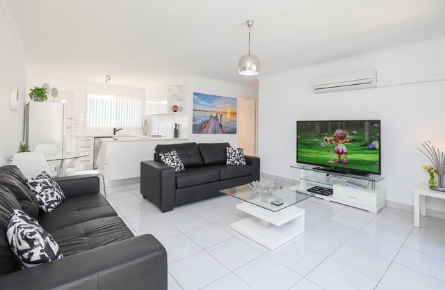 Spacious living, family friendly. Open courtyards. Central location Free Wi fi