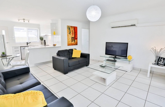 Spacious living, family & pet friendly, open courtyard, central loc. Free Wi Fi