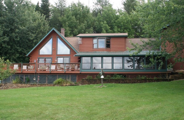 Spacious Log Cabin Perfect for Families and Pets