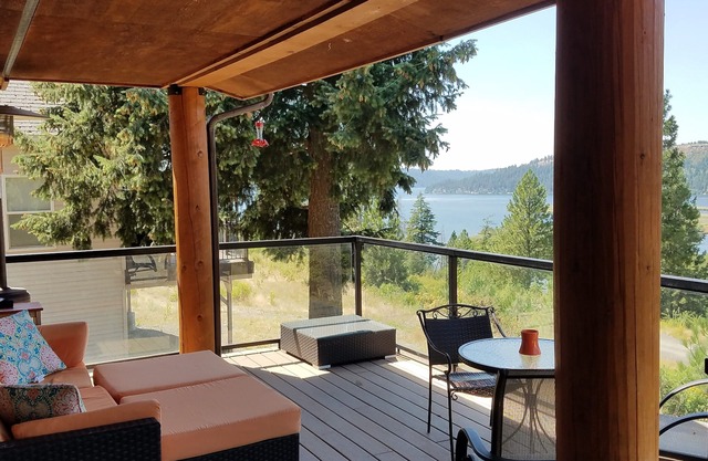 Spacious Log Home with stunning lake views