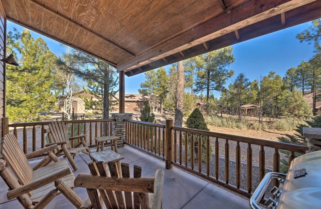 Spacious & Lovely Getaway w/Deck in Show Low!